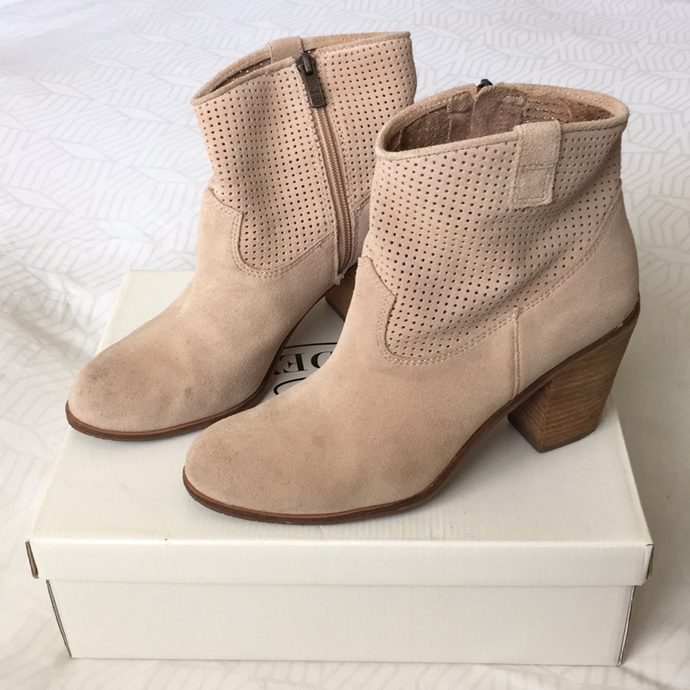 Vince Camuto Tan Suede Bootie. Size 9. EUC